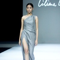Fashion show koleksi terbaru Liliana Lim 2024-2025 di The Langham Fashion Soiree, Jakarta, Kamis [3/10/2024]. Liliana menghadirkan koleksi bertajuk Solstice yang merupakan fenomena alam ketika matahari mencapai titik tertinggi atau terendahnya dalam setahun yang melambangkan transisi dan keseimbangan antara gelap dan gemerlap. Foto: Mohammad Abduh/detikcom.