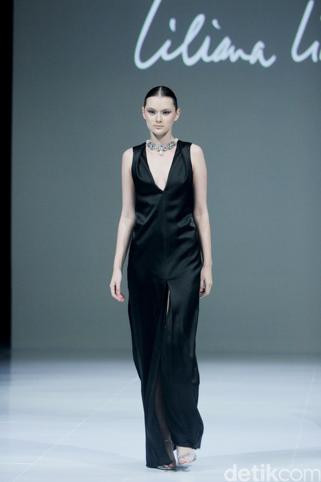 Fashion show koleksi terbaru Liliana Lim 2024-2025 di The Langham Fashion Soiree, Jakarta, Kamis [3/10/2024]. Liliana menghadirkan koleksi bertajuk Solstice yang merupakan fenomena alam ketika matahari mencapai titik tertinggi atau terendahnya dalam setahun yang melambangkan transisi dan keseimbangan antara gelap dan gemerlap. Foto: Mohammad Abduh/detikcom.