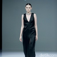 Fashion show koleksi terbaru Liliana Lim 2024-2025 di The Langham Fashion Soiree, Jakarta, Kamis [3/10/2024]. Liliana menghadirkan koleksi bertajuk Solstice yang merupakan fenomena alam ketika matahari mencapai titik tertinggi atau terendahnya dalam setahun yang melambangkan transisi dan keseimbangan antara gelap dan gemerlap. Foto: Mohammad Abduh/detikcom.