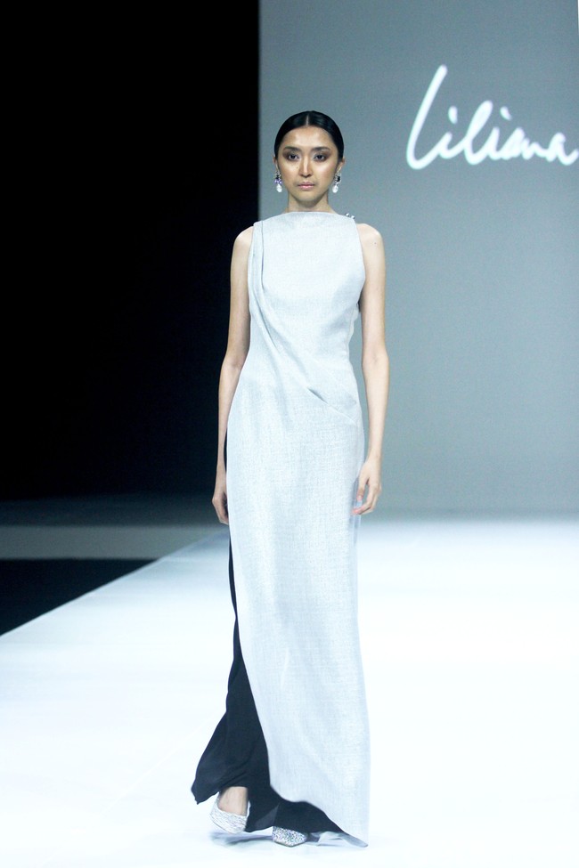 Fashion show koleksi terbaru Liliana Lim 2024-2025 di The Langham Fashion Soiree, Jakarta, Kamis [3/10/2024].  Liliana menghadirkan koleksi bertajuk Solstice yang merupakan fenomena alam ketika matahari mencapai titik tertinggi atau terendahnya dalam setahun yang melambangkan transisi dan keseimbangan antara gelap dan gemerlap. Mohammad Abduh/detikcom.