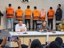 Isi Garasi Tersangka Kasus Suap yang Seret Gubernur Kalsel