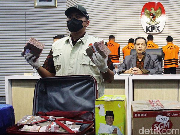 KPK Pamerkan Duit Rp 13 M Terkait Kasus Suap Gubernur Kalsel