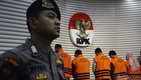 Enam orang tersangka sudah ditahan. Sementara, Gubernur Kalsel masih belum ditahan.  