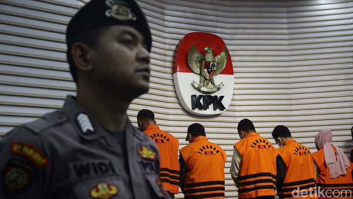 KPK menetapkan Gubernur Kalsel Sahbirin Noor sebagai tersangka kasus dugaan suap proyek di Pemprov Kalsel. KPK pun memamerkan bukti duit Rp 13 miliar dalam jumpa pers di gedung KPK, Jakarta, Selasa (8/10/2024).