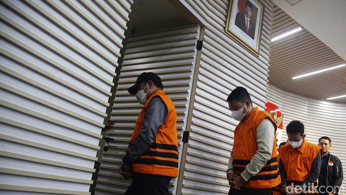 KPK Pamerkan Duit Rp 13 M Terkait Kasus Suap Gubernur Kalsel KPK menetapkan Gubernur Kalsel Sahbirin Noor sebagai tersangka kasus dugaan suap proyek di Pemprov Kalsel. KPK pun memamerkan bukti duit Rp 13 miliar dalam jumpa pers di gedung KPK, Jakarta, Selasa (8/10/2024).