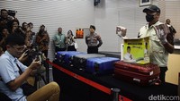 Koper dan kardus tersebut berisi uang pecahan Rp 100 ribu.