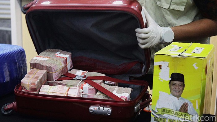 KPK menetapkan Gubernur Kalsel Sahbirin Noor sebagai tersangka kasus dugaan suap proyek di Pemprov Kalsel. KPK pun memamerkan bukti duit Rp 13 miliar dalam jumpa pers di gedung KPK, Jakarta, Selasa (8/10/2024).