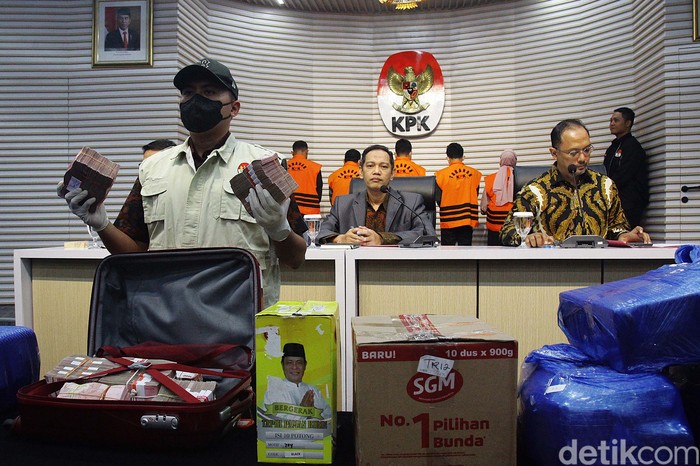 KPK menetapkan Gubernur Kalsel Sahbirin Noor sebagai tersangka kasus dugaan suap proyek di Pemprov Kalsel. KPK pun memamerkan bukti duit Rp 13 miliar dalam jumpa pers di gedung KPK, Jakarta, Selasa (8/10/2024).