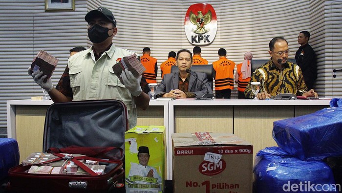 KPK Pamerkan Duit Rp 13 M Terkait Kasus Suap Gubernur Kalsel KPK menetapkan Gubernur Kalsel Sahbirin Noor sebagai tersangka kasus dugaan suap proyek di Pemprov Kalsel. KPK pun memamerkan bukti duit Rp 13 miliar dalam jumpa pers di gedung KPK, Jakarta, Selasa (8/10/2024).