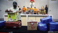 Selain itu, ada kardus cokelat berisi duit Rp 1 miliar, ransel hitam berisi 1 miliar, kardus air mineral berisi Rp 710 juta, kardus bertulisan Atlas berisi Rp 1 miliar, hingga sejumlah koper dengan jumlah uang berbeda-beda di dalamnya.