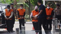 KPK menahan enam orang hasil OTT di Kalimantan Selatan.   