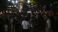 Para mahasiswa di George Washington University demo memprotes setahun genosida di Gaza. (Celal Gunes/Anadolu via Getty Images)