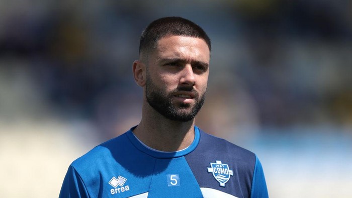 MODENA, ITALY - MAY 05: Marco Curto of Como during the warm up prior to the Serie BKT mastch between Modena FC and Como 1907 at Alberto Braglia Stadium on May 05, 2024 in Modena, Italy. (Photo by Jonathan Moscrop/Getty Images)