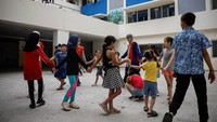 Untuk menghilangkan trauma perang, selama di pengungsian mereka dihibur dan diajak bermain oleh para relawan.