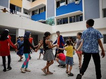 Menghibur Anak-anak Korban Perang Israel-Hizbullah