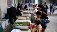 Sejumlah anak tengah mengantre makan di dapur umum di Beirut.