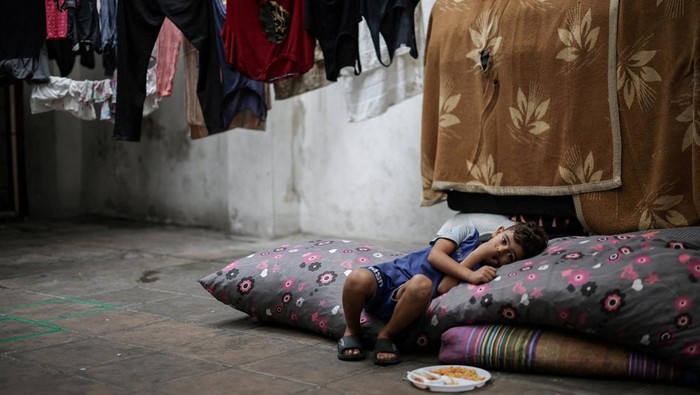 Displaced boy rests in a school which provides temporary shelter to the families, amid the ongoing hostilities between Hezbollah and Israel,, in Beirut, Lebanon, October 7, 2024. REUTERS/Louisa Gouliamaki     TPX IMAGES OF THE DAY