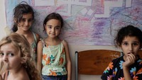 Anak-anak Lebanon mengungsi ke sebuah sekolah di Beirut, setelah perang antara Israel dan Hizbullah pecah.