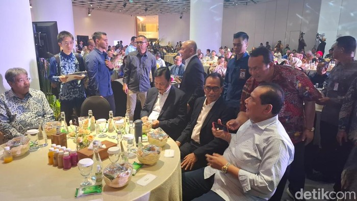 Menhub Budi Karya Sumadi meluncurkan buku biografi BKS dari Underdog Menteri. Peluncuran buku dihadiri sejumlah tokoh, mulai dari Chairul Tanjung hingga Luhut Binsar Pandjaitan (Belia/detikcom)