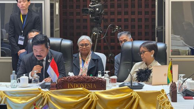 Menko Polhukam Hadi saat memimpin Delegasi Indonesia pada pertemuan Asean Political Security Community Council (APSC) ke-28 di Vientiane bersama Menteri Luar Negeri RI Retno Marsudi pada Selasa (8/10). (dok Polhukam)