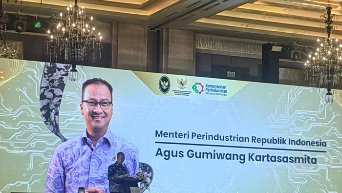 Menteri Perindustrian Agus Gumiwang Kartasasmita