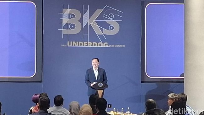 Menteri Koordinator Bidang Kemaritiman dan Investasi Luhut Binsar Pandjaitan hadir dalam peluncuran buku Biografi dari Menteri Perhubungan RI Budi Karya Sumadi (BKS) berjudul 'BKS dari Underdog Jadi Menteri'. Belia/detikcom