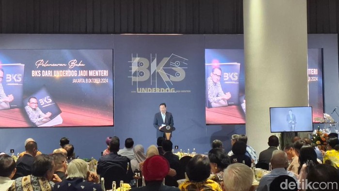 Menteri Koordinator Bidang Kemaritiman dan Investasi (Menko Marves) Luhut Binsar Pandjaitan mengapresiasi kerja Budi Karya Sumadi (BKS) selama menjadi Menteri Perhubungan (Menhub) RI.  (Brigitta Belia/detikcom)