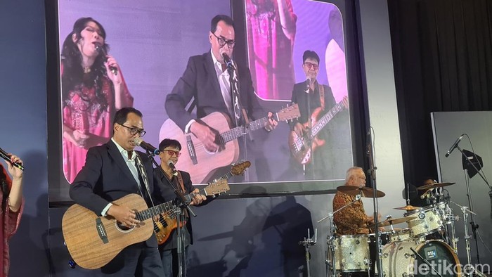 Menteri Perhubungan Budi Karya Sumadi unjuk kelihaiannya bermain gitar dan menyanyi sembari diiringi tabuhan drum dari Menteri PUPR Basuki Hadimuljono (Joakhim/detikcom)