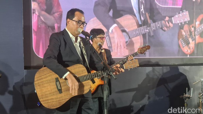 Menteri Perhubungan Budi Karya Sumadi unjuk kelihaiannya bermain gitar dan menyanyi sembari diiringi tabuhan drum dari Menteri PUPR Basuki Hadimuljono (Joakhim/detikcom)