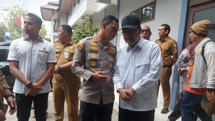 Menteri Sosial Saifullah Yusuf (kanan) berbincang dengan Kapolres Metro Tangerang Kota Kombespol Zain Dwi Nugroho (kiri) di sela kegiatan saat memantau kondisi anak panti asuhan yang direlokasi ke Rumah Perlindungan Sosial (RPS) Dinsos Kota Tangerang, Selasa.