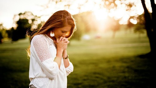 Orang sedang merenung atau berdoa