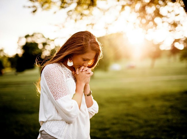 Orang sedang merenung atau berdoa