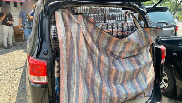 Mobil bermuatan rokok ilegal diamankan petugas Bea Cukai di Pantura Kudus, Jawa Tengah. Diunggah Selasa (8/10/2024).