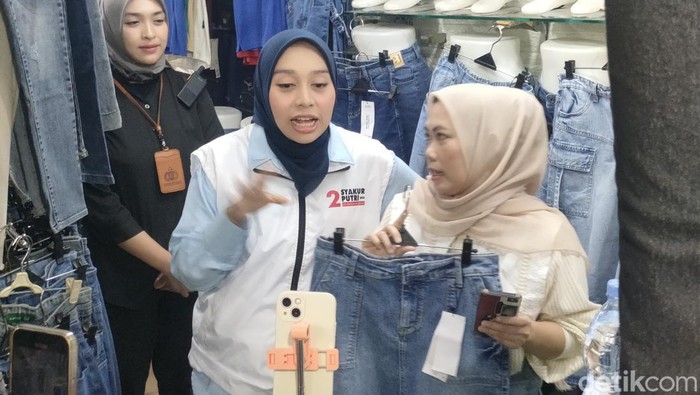Momen Putri Karlina bantu pedagang celana jualan online