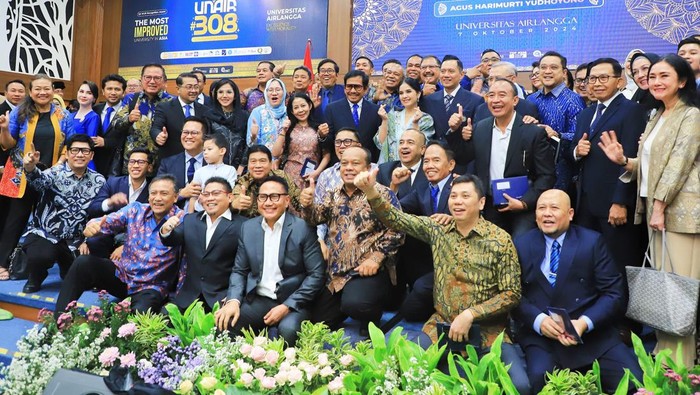 Momen setelah Ujian Doktor Terbuka AHY di Unair.