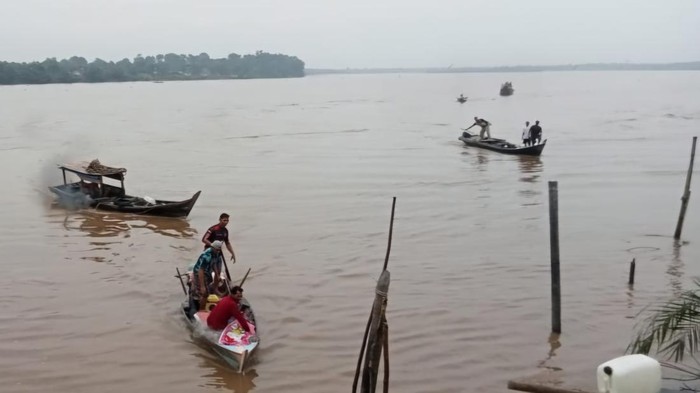 Nelayan saat mengevakuasi korban (Foto: Dok Polres Rokan Hilir)