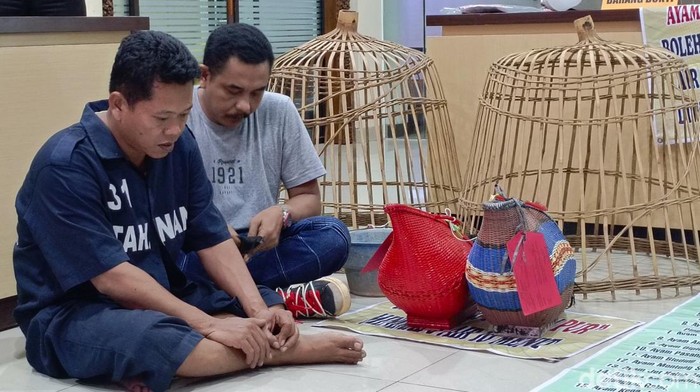 Oknum polisi berinisial JN (baju abu abu) dan karyawan sabung ayam yang diamankan saat penggerebekan dihadirkan dalam jumpa pers di Mapolrestabes Semarang, Selasa (8/10/2024). Semarang.