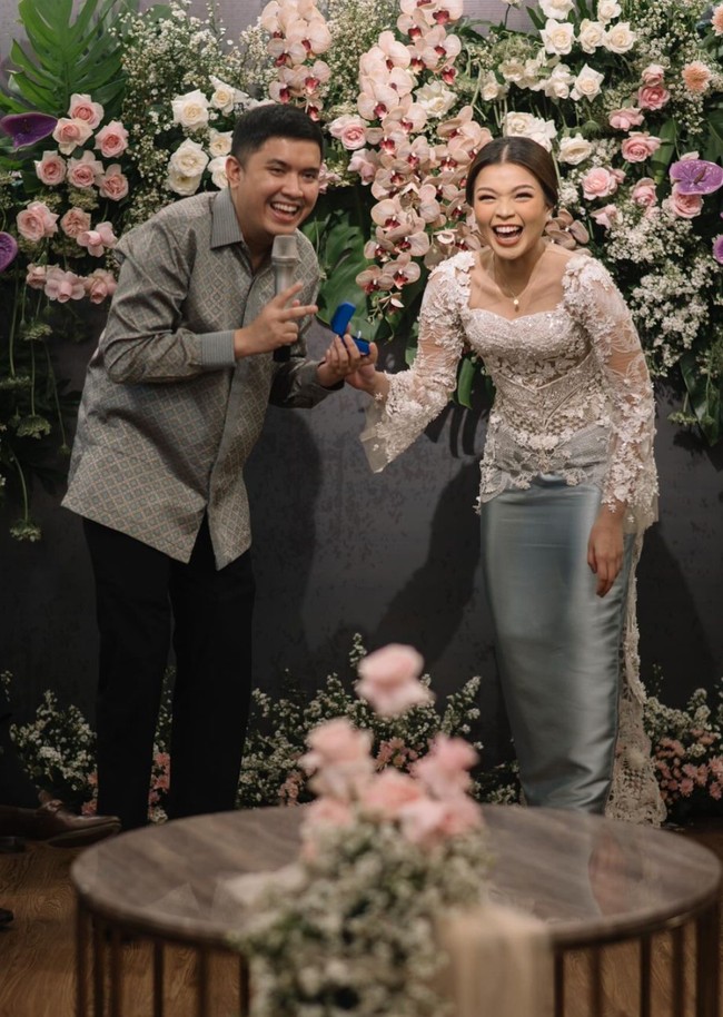 Oza tampak memberikan cincin lamaran yang sudah disimpan dalam sebuah kotak berwarna biru. Tampak keduanya yang begitu bahagia di hari spesial lamaran mereka. Foto: Instagram/@aishalahtiba