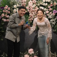 Oza tampak memberikan cincin lamaran yang sudah disimpan dalam sebuah kotak berwarna biru. Tampak keduanya yang begitu bahagia di hari spesial lamaran mereka. Foto: Instagram/@aishalahtiba