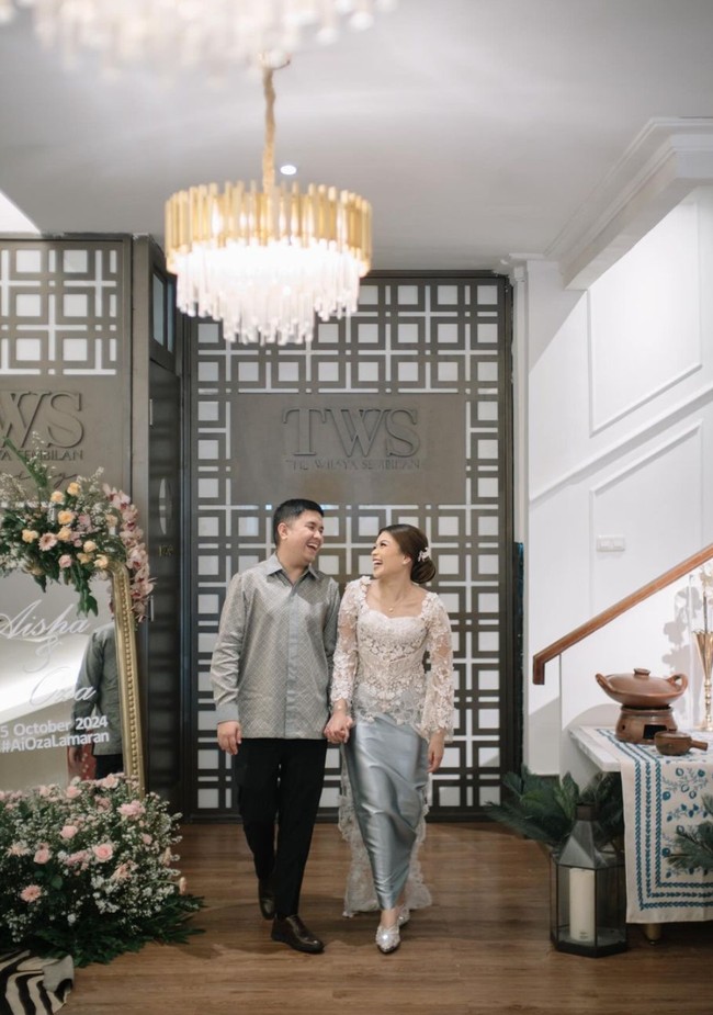 Pria 32 tahun itu tampil mengenakan kemeja berwarna abu-abu. Sementara Aisha mengenakan kebaya dipadukan dengan kain abu-abu. Tawa bahagia seolah tak pernah lepas dari pasangan tersebut. Foto: Instagram/@aishalahtiba