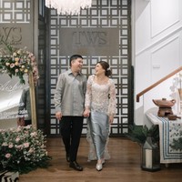 Pria 32 tahun itu tampil mengenakan kemeja berwarna abu-abu. Sementara Aisha mengenakan kebaya dipadukan dengan kain abu-abu. Tawa bahagia seolah tak pernah lepas dari pasangan tersebut. Foto: Instagram/@aishalahtiba