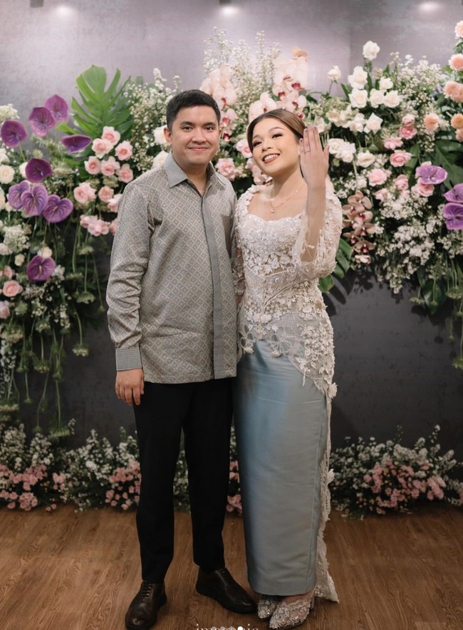 Dalam salah satu foto terlihat Aisha yang memamerkan cincin lamarannya. Dengan wajah sumeingah, Aisha berpose mengangkat tangan dan memperlihatkan cincjn yang sudah melingkar di jari manisnya. Foto: Instagram/@aishalahtiba