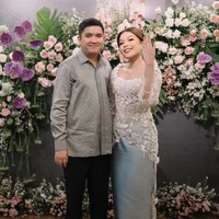 Dalam salah satu foto terlihat Aisha yang memamerkan cincin lamarannya. Dengan wajah sumeingah, Aisha berpose mengangkat tangan dan memperlihatkan cincjn yang sudah melingkar di jari manisnya. Foto: Instagram/@aishalahtiba
