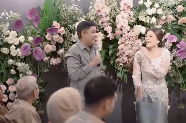 Oza pertama kali memperkenalkan Aisha di kanal YouTube podcast Kesel Aje pada Mei 2024. Kala itu keduanya tampak berbincang mengenai publik speaking. Foto: Instagram/@aishalahtiba