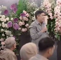 Oza pertama kali memperkenalkan Aisha di kanal YouTube podcast Kesel Aje pada Mei 2024. Kala itu keduanya tampak berbincang mengenai publik speaking. Foto: Instagram/@aishalahtiba