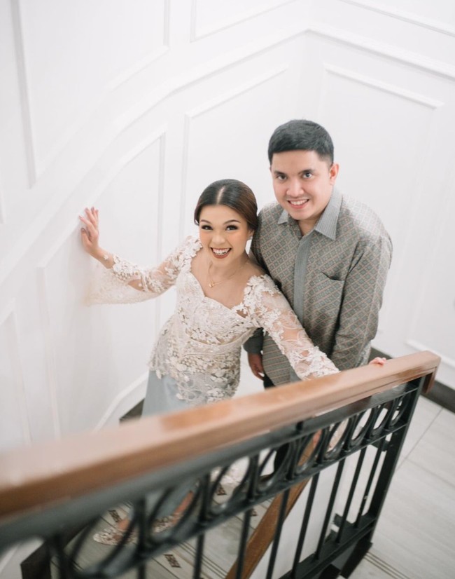 Oza Rangkuti melamar kekasihnya, Aisha, di sebuah restoran mewah di daerah Jakarta pada Sabtu (5/10/24). Foto-foto lamaran keduanya itu kemudian dibagikan ke akun Instagram. Foto: Instagram/@aishalahtiba