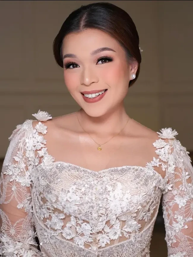 Di hari lamarannya Aisha tampil cantik dengan riasan wajah glam look. Lipstik pink kecoklatan dan blush on pink membuat tampilannya semakin fresh. Foto: Instagram/@aishalahtiba