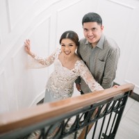 Oza Rangkuti melamar kekasihnya, Aisha, di sebuah restoran mewah di daerah Jakarta pada Sabtu (5/10/24). Foto-foto lamaran keduanya itu kemudian dibagikan ke akun Instagram. Foto: Instagram/@aishalahtiba