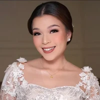 Di hari lamarannya Aisha tampil cantik dengan riasan wajah glam look. Lipstik pink kecoklatan dan blush on pink membuat tampilannya semakin fresh. Foto: Instagram/@aishalahtiba