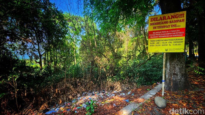 Papan larangan membuang sampah di Palabuhanratu, Sukabumi